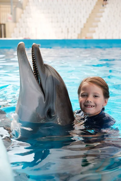 Çocuk Yunus Yüzme Şişe Burunlu Yunus Mavi Ile Sarılma Kız — Stok fotoğraf