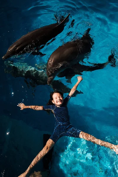 Kız Mavi Şişe Burunlu Yunuslar Ile Yüzme Yunus Terapisi Destekli — Stok fotoğraf