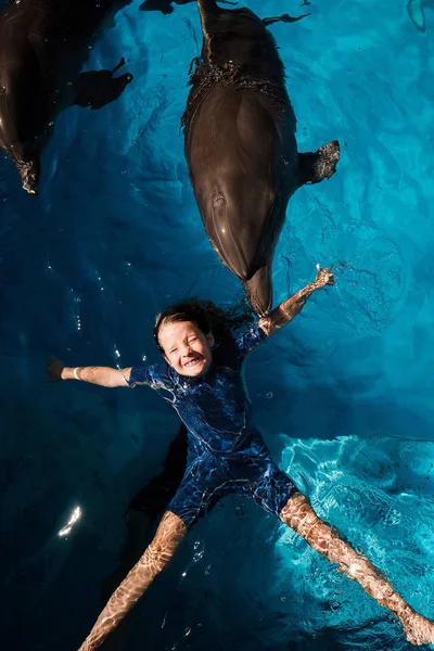 Kız Mavi Şişe Burunlu Yunuslar Ile Yüzme Yunus Terapisi Destekli — Stok fotoğraf