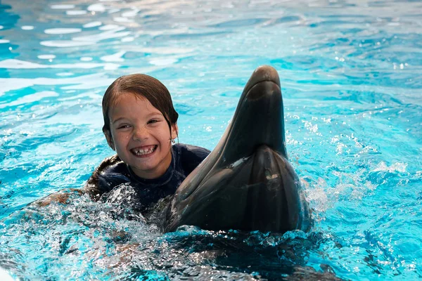 Kız Mavi Şişe Burunlu Yunus Ile Yüzme Yunus Terapisi Destekli — Stok fotoğraf