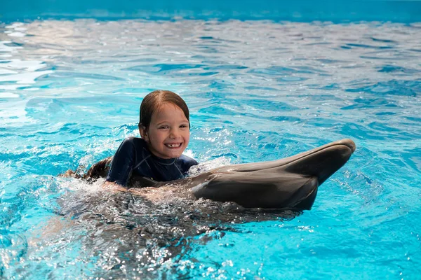Kız Mavi Şişe Burunlu Yunus Ile Yüzme Yunus Terapisi Destekli — Stok fotoğraf