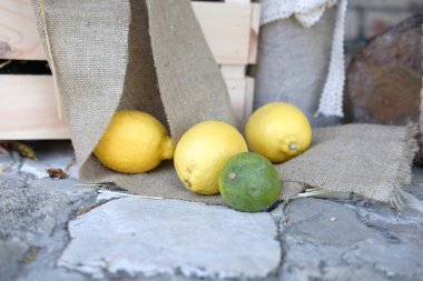 Limon ve Limes ahşap kutu yalan hasat. Rustik taze meyve.