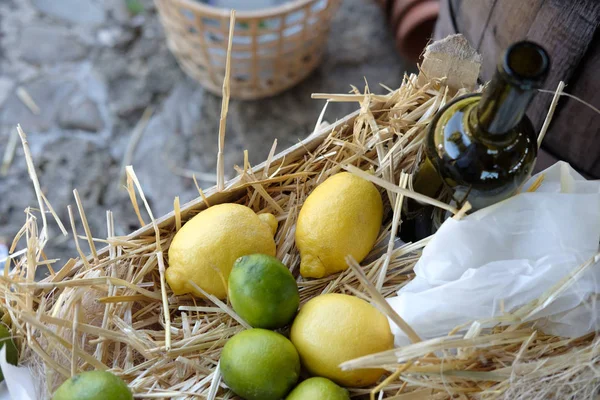 Bottiglia Vino Limoni Lime Una Scatola Legno Vino Frutta Fresca — Foto Stock