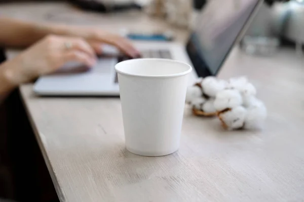 백그라운드에 노트북으로 커피와 일하고 직장에 컵입니다 이랑입니다 프리랜서 사무실 — 스톡 사진