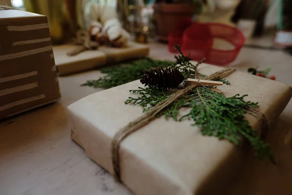 Classy Boże Narodzenie Prezenty Pudełko Prezentuje Brązowy Papier Prezenty Świąteczne — Zdjęcie stockowe