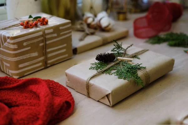 Classy Boże Narodzenie Prezenty Pudełko Prezentuje Brązowy Papier Prezenty Świąteczne — Zdjęcie stockowe