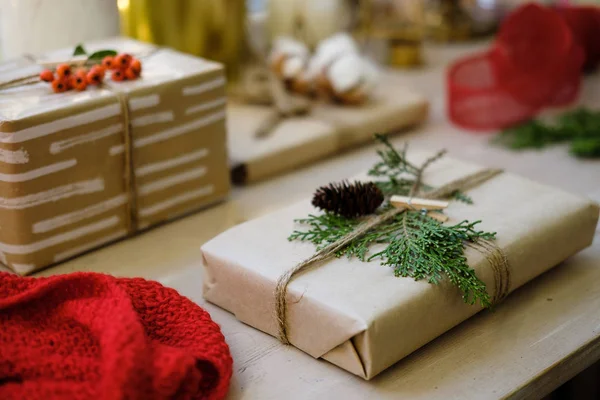 Classy Kerstmis Geschenken Vak Presenteert Bruin Papier Kerstcadeautjes Met Handgemaakte — Stockfoto