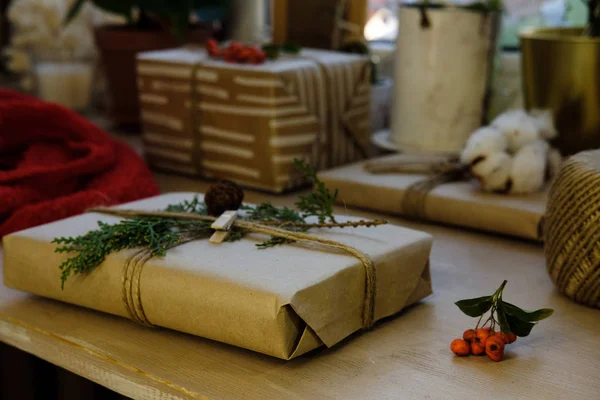 Classy Kerstmis Geschenken Vak Presenteert Bruin Papier Kerstcadeautjes Met Handgemaakte — Stockfoto