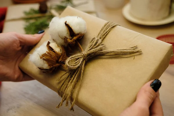 Kobietę Klasą Boże Narodzenie Pudełko Brązowy Papier Prezenty Ręcznie Robione — Zdjęcie stockowe