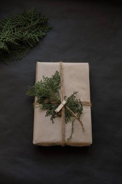 Noel hediye kutusu siyah arka plan üzerine. Noel hediyesi ile el yapımı dekorasyon. Yakın çekim. Kopya alanı