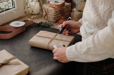 Kadın çizim kar taneleri kağıt üzerinde siyah arka plan üzerinde Noel kutu hediye paketi. Erkek hediyeleri kış tatilleri için üzerinde boyama eller. Noel, yeni yıl, alışveriş, tatil kavramı hazırlık