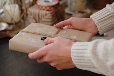 Noel kutusu Hediyelik siyah arka planda tutan kadın. Kış tatilleri için hediyeler ile eller. Noel, yeni yıl, alışveriş, tatil günlerinde, bağış konsept hazırlama