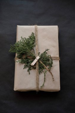 Noel hediye kutusu siyah arka plan üzerine. Noel hediyesi ile el yapımı dekorasyon. Yakın çekim. Kopya alanı