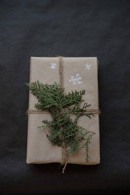 Noel hediye kutusu siyah arka plan üzerine. Noel hediyesi ile el yapımı dekorasyon. Yakın çekim. Kopya alanı