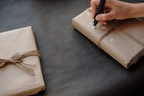 Mujer Dibujo Copos Nieve Paquete Papel Caja Navidad Regalo Sobre — Foto de Stock