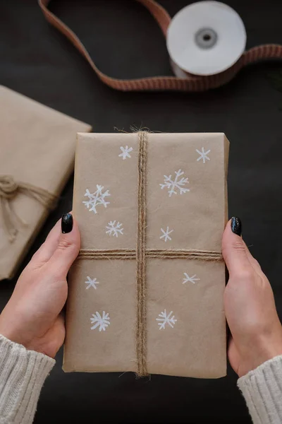 Mujer Sosteniendo Caja Navidad Regalo Sobre Fondo Negro Manos Femeninas — Foto de Stock