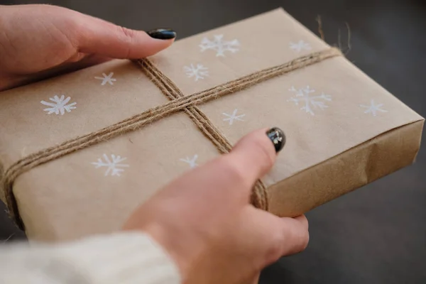 黒い背景にクリスマス ボックス ギフトを保持している女性 冬の休暇のプレゼントで女性の手 クリスマス ショッピング 寄付の概念上での準備 — ストック写真