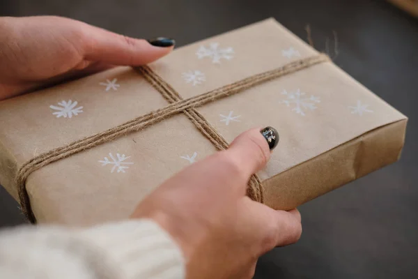 黒い背景にクリスマス ボックス ギフトを保持している女性 冬の休暇のプレゼントで女性の手 クリスマス ショッピング 寄付の概念上での準備 — ストック写真