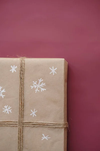 Рождественская Подарочная Коробка Бордовом Марсальском Фоне Рождественский Подарок Украшением Ручной — стоковое фото