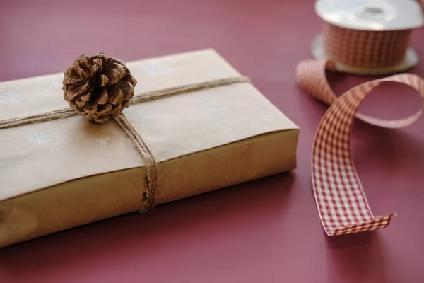 Boże Narodzenie Pudełko Tle Kolor Bordo Marsala Świąteczny Prezent Ręcznie — Zdjęcie stockowe