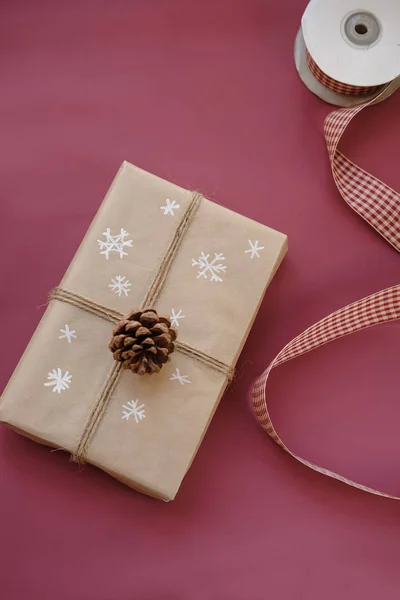 ブルゴーニュ マルサラの色の背景上のクリスマス ギフト ボックス クリスマス プレゼントと手作りの装飾 クローズ アップ コピー スペース — ストック写真