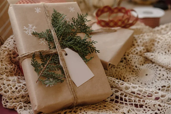 Чистый Подарочный Ярлык Классической Коробке Рождественских Подарков Кружевной Скатерти Фоне — стоковое фото