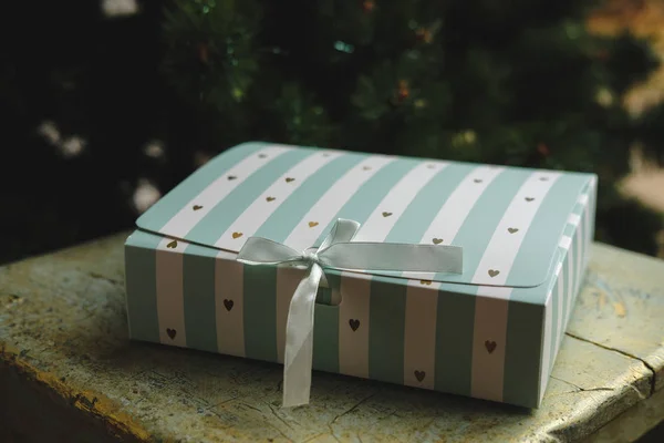 Weihnachtsgeschenkbox Auf Goldenem Hintergrund Gestreiftes Geschenk Der Nähe Des Weihnachtsbaums — Stockfoto