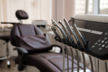 Dişçi aletleri, araçları ve klinik sandalyede. Diş Hekimliği, Ortodonti, Stomatology, diş bakımı.