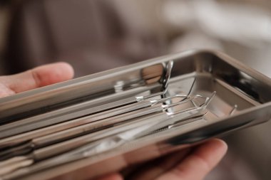 Diş hekimi tutan çelik araçları - diş tarak, ayna ve klinik forseps ayarlayın. Diş Hekimliği, Ortodonti, Stomatology, diş bakımı. Yakın çekim. seçici odak