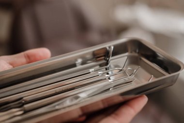 Diş hekimi tutan çelik araçları - diş tarak, ayna ve klinik forseps ayarlayın. Diş Hekimliği, Ortodonti, Stomatology, diş bakımı. Yakın çekim. seçici odak