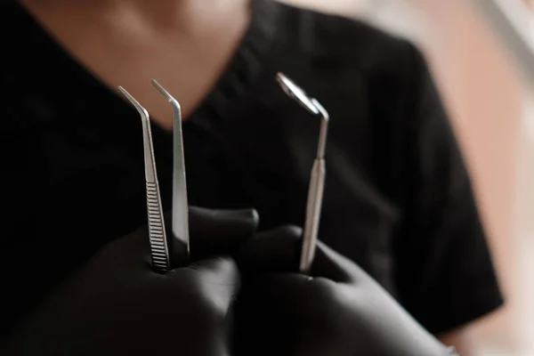 Dentista Guantes Negros Herramientas Sujeción Bata Médica Espejo Dental Fórceps —  Fotos de Stock