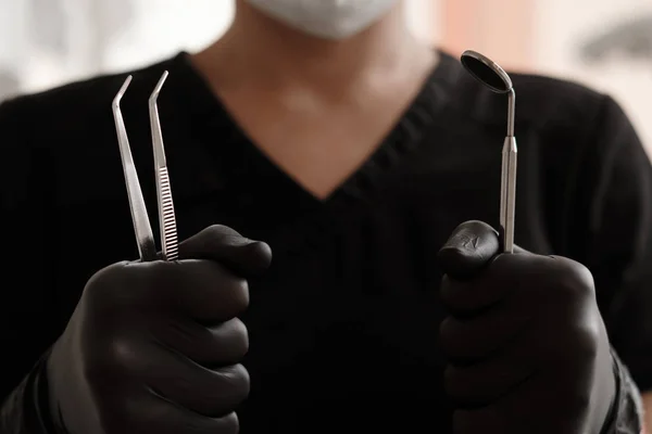 Dentista Luvas Pretas Vestido Médico Segurando Ferramentas Espelho Dental Fórceps — Fotografia de Stock