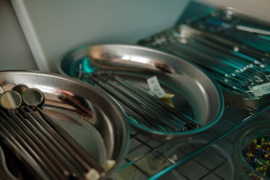 Diş hekimi çelik araçları - diş tarak, ayna ve klinik forseps ayarlandı. Diş Hekimliği, Ortodonti, Stomatology, cerrahi, diş bakımı. Yakın çekim. seçici odak