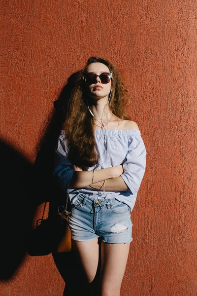 Porträtt Vackra Tonåring Flicka Solglasögon Poserar Nära Terrakotta Färg Vägg — Stockfoto