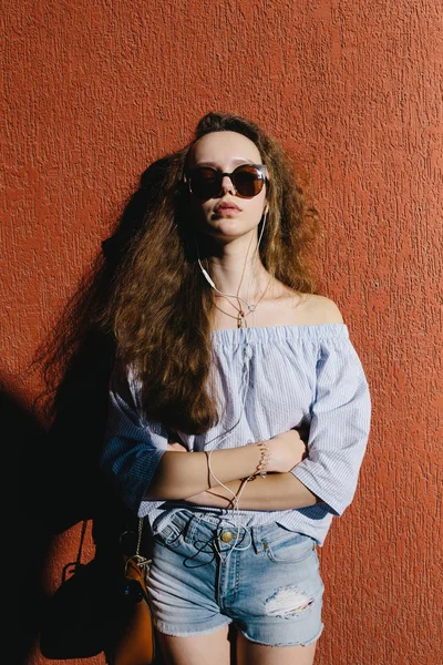 Portrait Beautiful Teenager Girl Sunglasses Posing Terracotta Color Wall — Stock Photo, Image