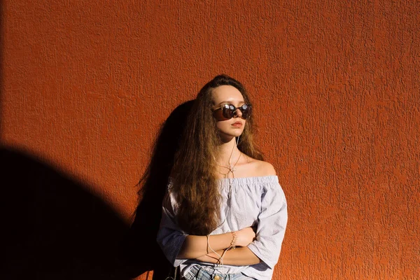 Retrato Bela Menina Adolescente Óculos Sol Posando Perto Parede Cor — Fotografia de Stock