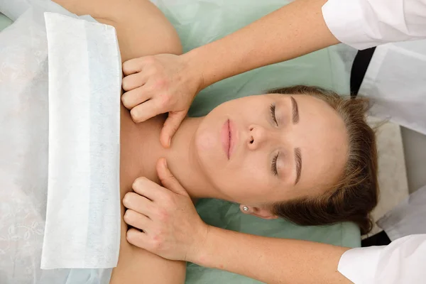 Giovane Donna Ottenere Trattamento Massaggio Spa Salone Bellezza Spa Cosmetologo — Foto Stock