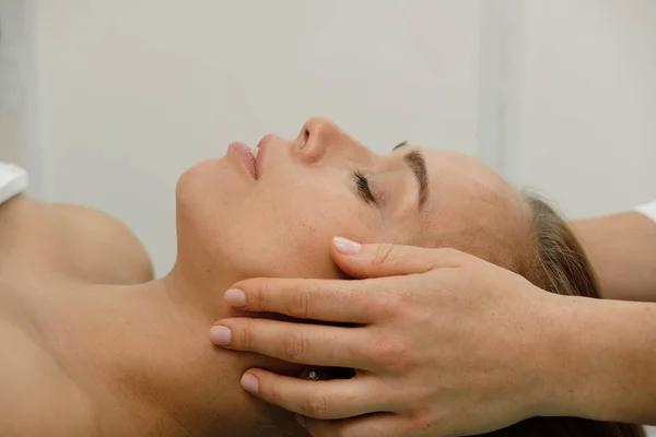 Mujer Joven Recibiendo Tratamiento Masaje Spa Salón Spa Belleza Cosmetólogo — Foto de Stock