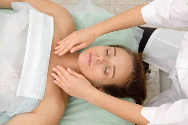 Mujer Joven Recibiendo Tratamiento Masaje Spa Salón Spa Belleza Cosmetólogo — Foto de Stock