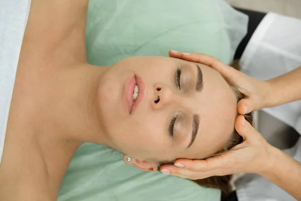 Mujer Joven Recibiendo Tratamiento Masaje Spa Salón Spa Belleza Cosmetólogo — Foto de Stock