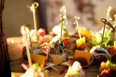 Kanepe veya crostini tost baget, peynir, soğan reçeli, incir ve taze kekik ile. Lezzetli meze. Seçici odak. yakın çekim