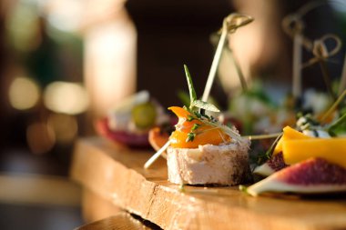 Kanepe veya crostini tost baget, peynir, soğan reçeli, incir ve taze kekik ile. Lezzetli meze. Seçici odak. yakın çekim