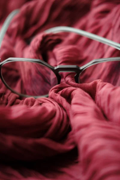 Brille Auf Weinrotem Hintergrund Vision Medizin Lesekonzept Kopierraum — Stockfoto