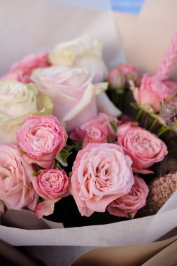 Beyaz ve pembe gül buketi. Yakın çekim. Uzay kopyalayın. Düğün, anneler günü, Sevgililer günü konsepti 