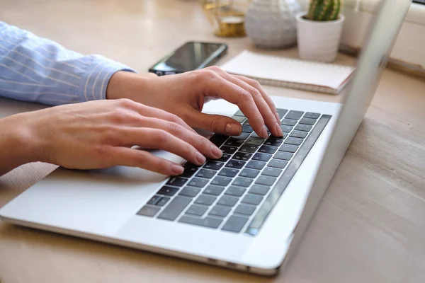 Arbeta Hemma Med Laptop Kvinna Skriva Blogg Kvinnliga Händer Tangentbordet — Stockfoto