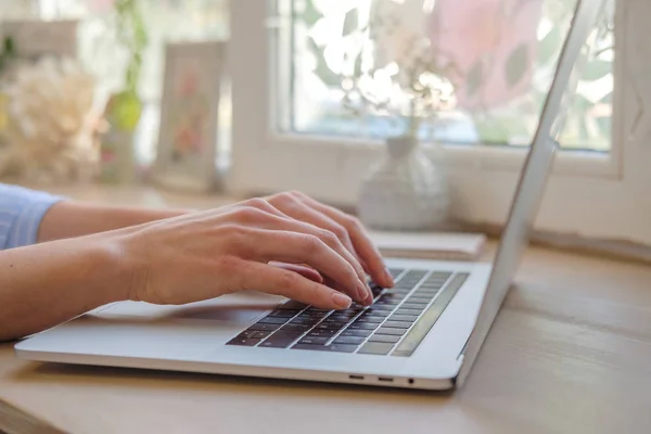 Arbeta Hemma Med Laptop Kvinna Skriva Blogg Kvinnliga Händer Tangentbordet — Stockfoto