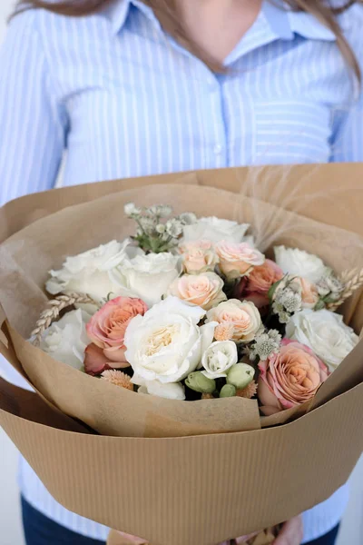 Bukiet Róż Biały Beżowy Kwiaciarnia Kobieta Trzyma Bukiet Kwiatów Kryty — Zdjęcie stockowe