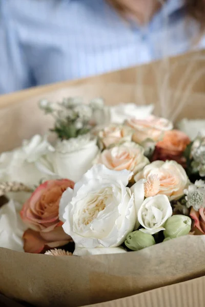 Bouquet Rose Bianche Beige Fiorista Donna Con Mazzo Fiori Coperto — Foto Stock