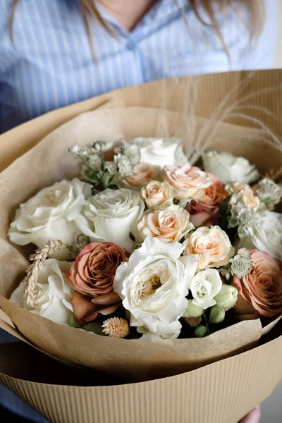 Bouquet Rose Bianche Beige Fiorista Donna Con Mazzo Fiori Coperto — Foto Stock