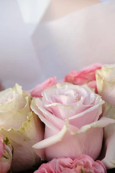 白色和粉红色玫瑰的花束 闭上你的嘴复制空间 母亲节和情人节概念 — 图库照片